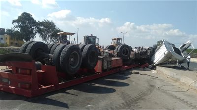 انقلاب مقطورة نقل محملة بورق الكارتون على الطريق الصحراوي بسوهاج 