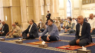 سعفان ورئيس حكومة الليبية يؤديان صلاة الجمعة في مسجد الفتاح العليم