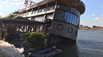 وصول فريق من هيئة قناة السويس لإنقاذ المركب الجانح بالدقهلية | صور