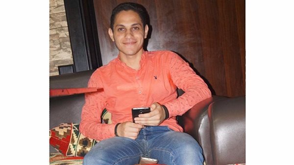 شاب يهدد بالانتحار