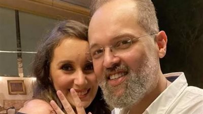 محمد محمود عبد العزيز يحتفل بعيد ميلاد خطيبته بتورتة غريبة | فيديو