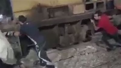 التفاصيل الكاملة لواقعة تحريك جرار قطار بواسطة الصعايدة بعد تعطله بمدينة منفلوط |فيديو