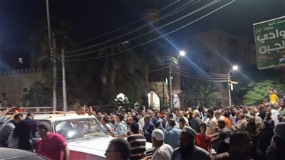 تشييع جثمان أب وثلاثة من أبنائه توفوا صعقًا بالكهرباء في مصنع ببني سويف| صور وفيديو