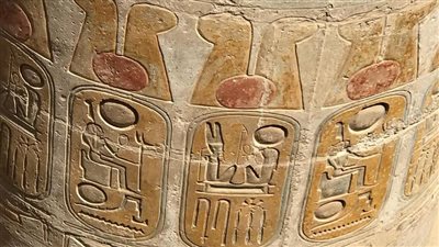 مصدر: عمل كمادات كيميائية لإظهار طبقة الألوان الأصلية في معابد الكرنك 