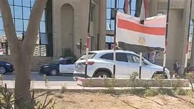 وصول الطبيب المتهم في واقعة اسجد للكلب إلى المحكمة وسط حراسة أمنية مشددة