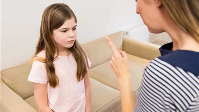 الابتعاد عن مواطن الشبهة.. حكم تجنب البر والإحسان إلى الأم سيئة السلوك