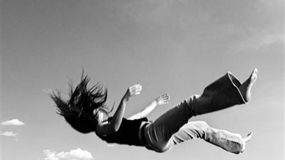 العناية الإلهية تنقذ ربة منزل حاولت الانتحار قفزًا من الطابق الثالث في البحر الأحمر