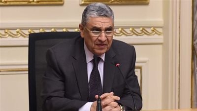 مصادر: وزير الكهرباء يغادر منصبه ويودع العاملين بالقطاع