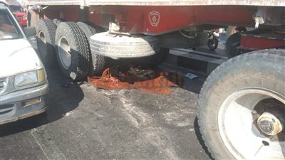 عكس الاتجاه.. مصرع شخص في انقلاب سيارة أعلى كوبري المستقبل | صور