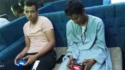 حكاية معجزة في أسوان.. كفيف يركب الدراجة ويلعب كرة القدم: عايز أشوف يا ريس | فيديو