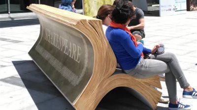 مبيت..«أريكة شكسبير».. مقعد على شكل كتب بمكتبة الإسكندرية لتشجيع الشباب على القراءة