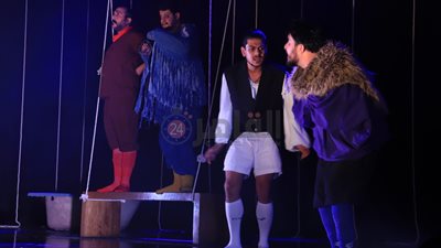 إشادات بمسرحية طيور محبوسة وسط حضور جماهيري كبير بالجامعة الأمريكية 