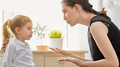 خبيرة تربية: معاملة الطفل بالحرمان والعقاب أمر خاطئ تمامًا