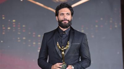  تفاصيل استلام حسن الرداد جائزة سمير غانم ودلال عبد العزيز من الفضائيات العربية