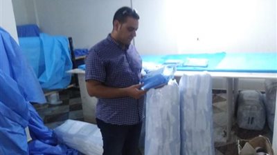 ضبط مصنع لإنتاج مستلزمات طبية دون ترخيص بسوهاج | صور