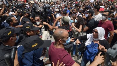 مناورة مزدوجة لـ النهضة أم وسيلة ضغط على قيس سعيد؟.. مظاهرات تونس بين التأييد والمعارضة