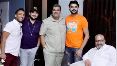 محمود حمدان وبيومي فؤاد وأحمد فتحي في كواليس تصوير فيلم مهمة مش مهمة | صورة