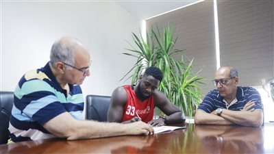 مايكل فاكوادي يدعم رجال سلة الأهلي في البطولة العربية 