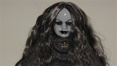 أتمنى أن تكون لديك سكاكين كافية.. دُمية تهدد مالك شقة في بريطانيا برسائل رعب