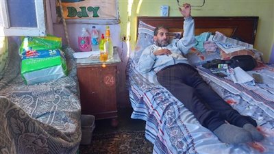 عانى الفقر والمرض واليُتم.. شاب يستغيث بالرئيس لعلاجه من الحبل الشوكي: لحم جسمي بيقع | صور وفيديو