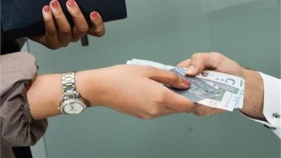 هل يجوز للزوج إخفاء دخله عن زوجته؟.. الإفتاء تجيب