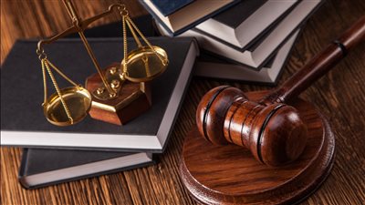 قانوني يكشف جواز عرض رسائل خيانة الزوج أمام القاضي حال طلب الطلاق