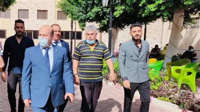 رئيس حي عين شمس والنائب صفوت النجار يلتقيان المواطنين لتعريفهم بمنظومة تراخيص المباني الجديدة