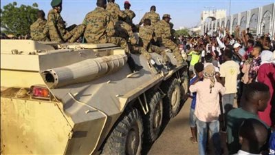 انتشار الدبابات بشوارع الخرطوم عقب محاولة الانقلاب في السودان │ فيديو