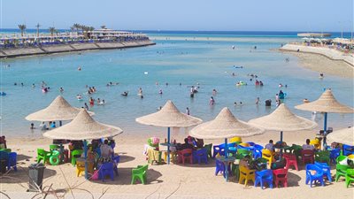  إقبال متوسط على الشواطئ العامة بالغردقة بسبب ظاهرة الجزر |صور وفيديو