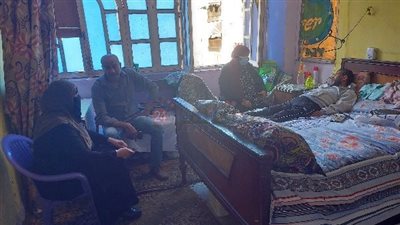بعد نشر القاهرة 24.. الرعاية الصحية والتضامن تبحثان حالة شاب يعاني من الفقر والمرض ببورسعيد | صور