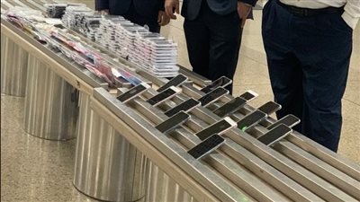 ضبط محاولة تهريب كمية من الهواتف المحمولة والرموش الصناعية ومستلزماتها