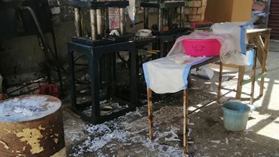 ضبط مصنع أوانٍ يستخدم مادة محظورة بـ قرية شها في المنصورة