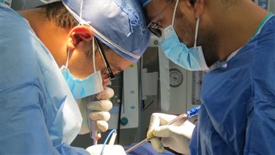 الرعاية الصحية تنجح في إجراء أول عملية منظار ركبة بمستشفى الكرنك الدولي بالأقصر