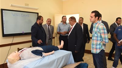 رئيس جامعة الأقصر يستقبل وفد اللجنة الثلاثية لبحث إمكانية بدء الدراسة بكلية الطب هذا العام
