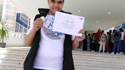 الفائز بالمركز الأول بمسابقة الطالب المثالي يروي لـ القاهرة 24 كواليس تفوقه | صور