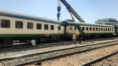 رفع عربات قطار النوم بعد خروجها عن القضبان في محطة مصر برمسيس │ صور وفيديو