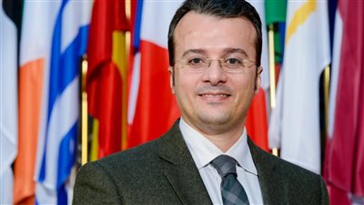 أستاذ جراحة مخ وأعصاب يكشف الفرق بين الدوشين وضمور العضلات