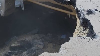 هبوط أرضى بشارع 15 مايو في شبرا الخيمة.. وفرق الطوارئ تواصل المعالجة | صور