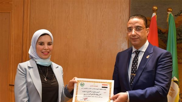 محافظ الفيوم يكرم