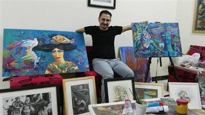 حكاية نجاح.. متحدي إعاقة يحصل على الدكتوراه ويحترف الرسم بالفم والقدم │ فيديو