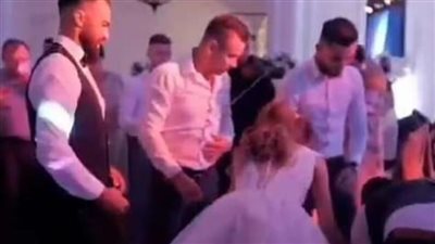 العرس تحول لحادث.. عريس روماني يتعرض لشلل نصفي بعد سقوطه أثناء رفعه في الهواء