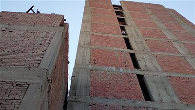 إخلاء عقار مائل مكون من 14 طابقًا بحي الهرم وفرض كردون أمني بمحيطه 