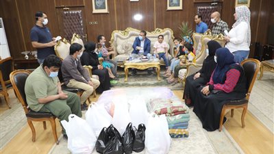 محافظ المنوفية لأسرة سورية: جميع أوجه الدعم من بلدكم الثاني مصر | صور