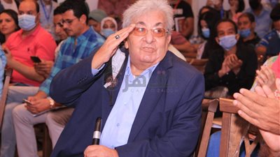 فاروق فلوكس بعد خروجه من العمليات: الفنانين مكلمونيش وربنا يخلي أبنائي وأحفادي 