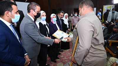 وزيرة التضامن ومحافظ الفيوم يسلمان عددا من الأسر مشاريع إنتاجية | صور