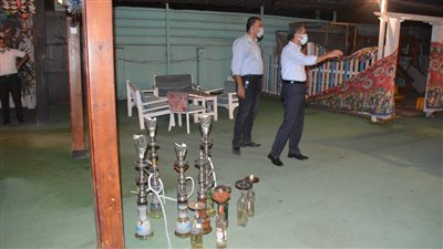 خلال جولة ليلية.. محافظ الغربية يغلق 18 ورشة ومقهى بطنطا وكفر الزيات