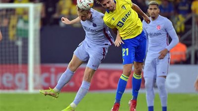 أزمة روني وعذاب برشلونة وبنزيما يغازل البالون دور.. جولة في الصحف العالمية اليوم الجمعة | صور