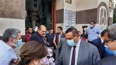 خلال زيارتهما للبحيرة.. أسرة قبطية توزع الحلوى على وزير الأوقاف ومفتي الجمهورية بمسجد التوبة 