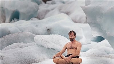 يغوص تحت المياه المتجمدة.. من هو رجل الثلج الخارق؟