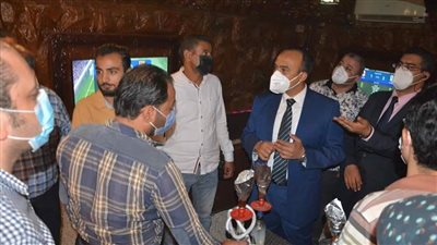 ضبط 20 شيشة وتحرير مخالفات لمطاعم ومقاهٍ لعدم التزامها بإجراءات كورونا في المنيا